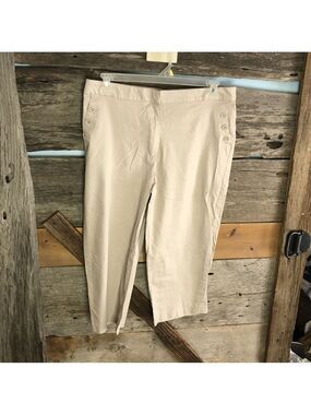 wilson Size 14 Tan Button Front Pocket, Capri Pants